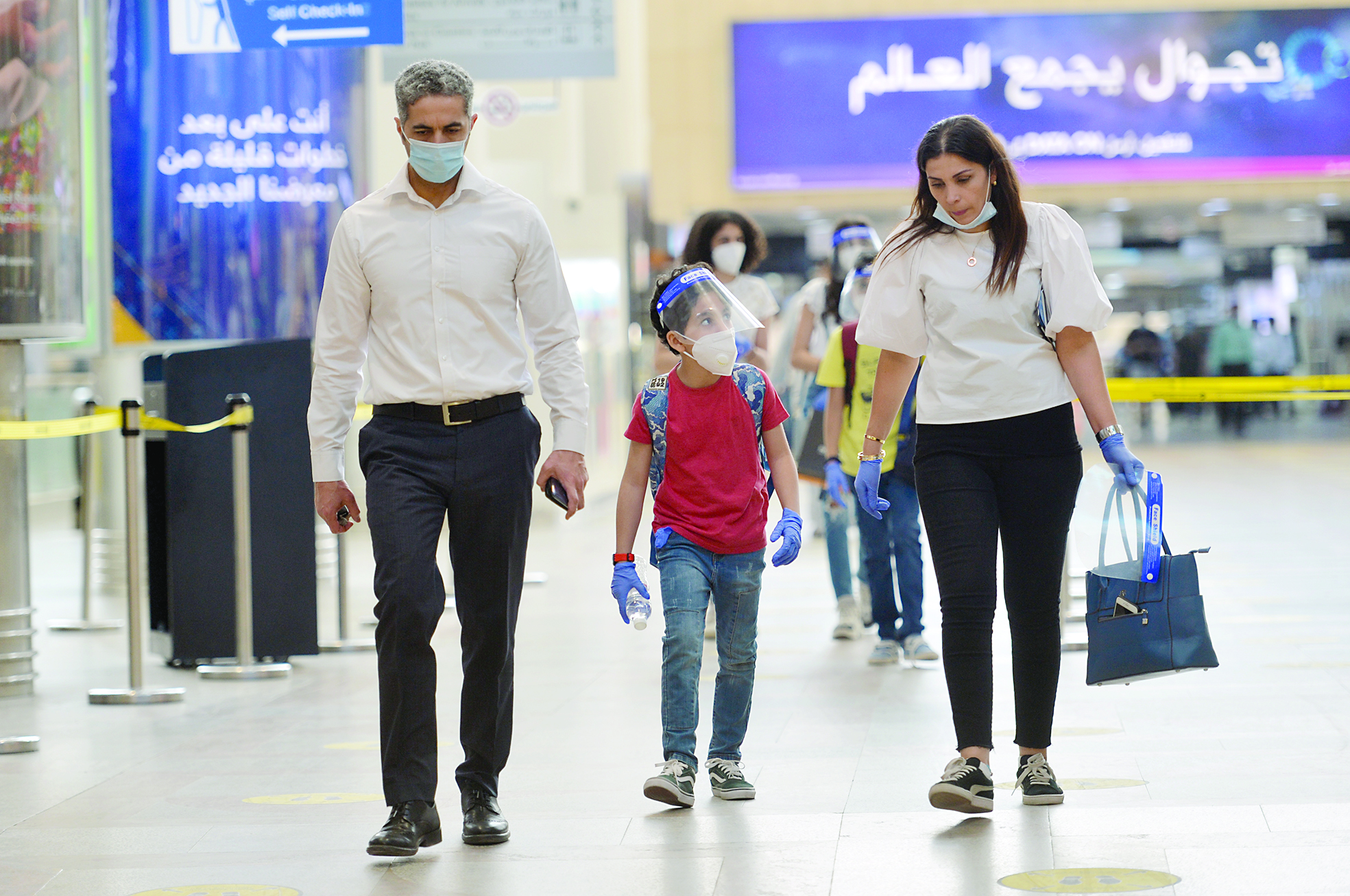 عائلة مغادرة وسط إجراءات احترازية