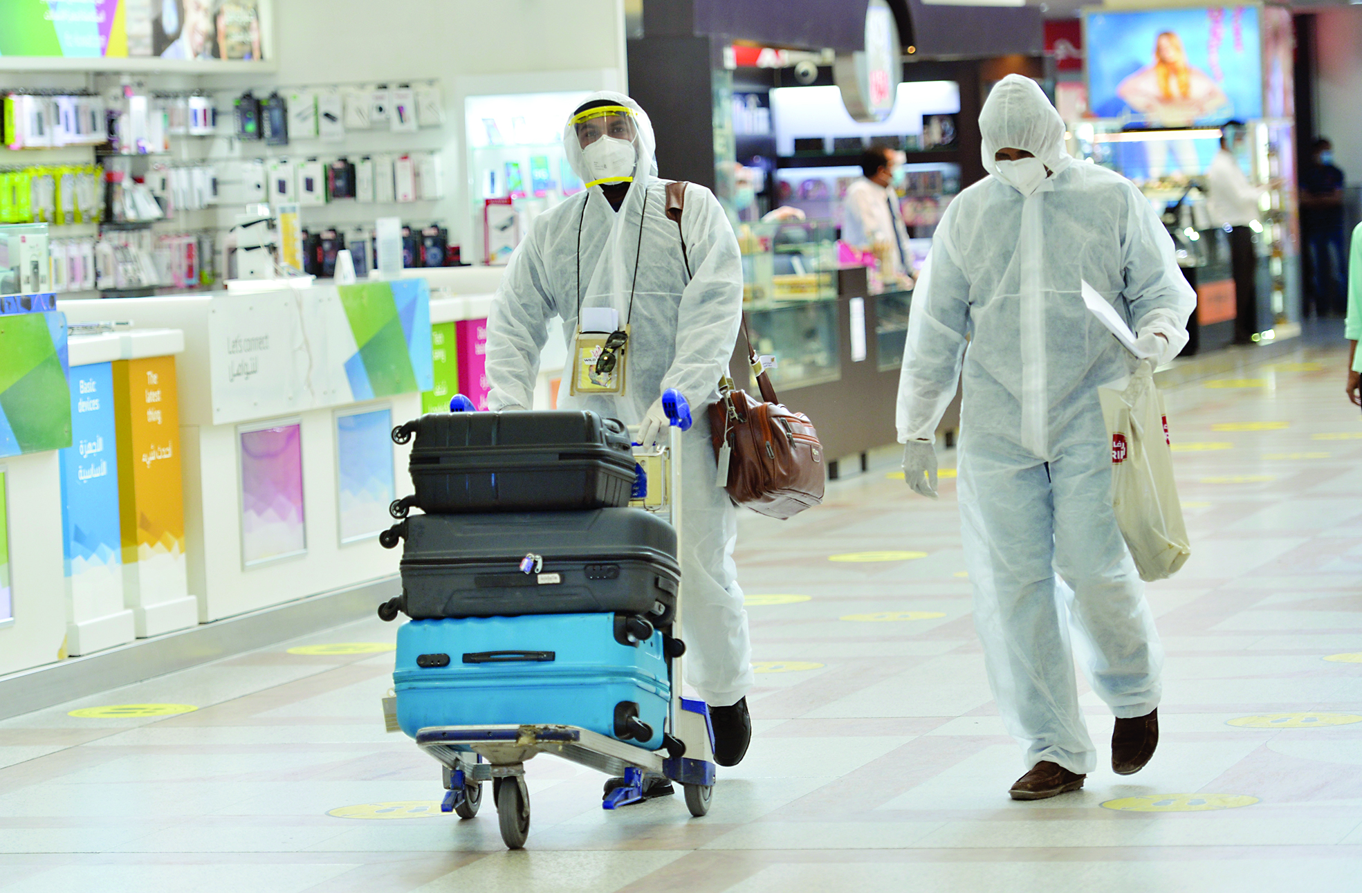 مغادران بلباس وقاية كاملة