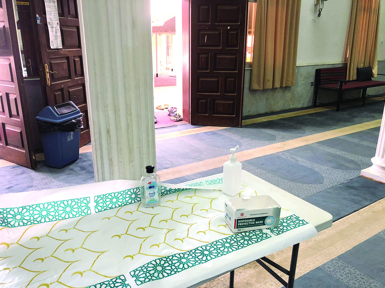 معقمات قرب باب المسجد 