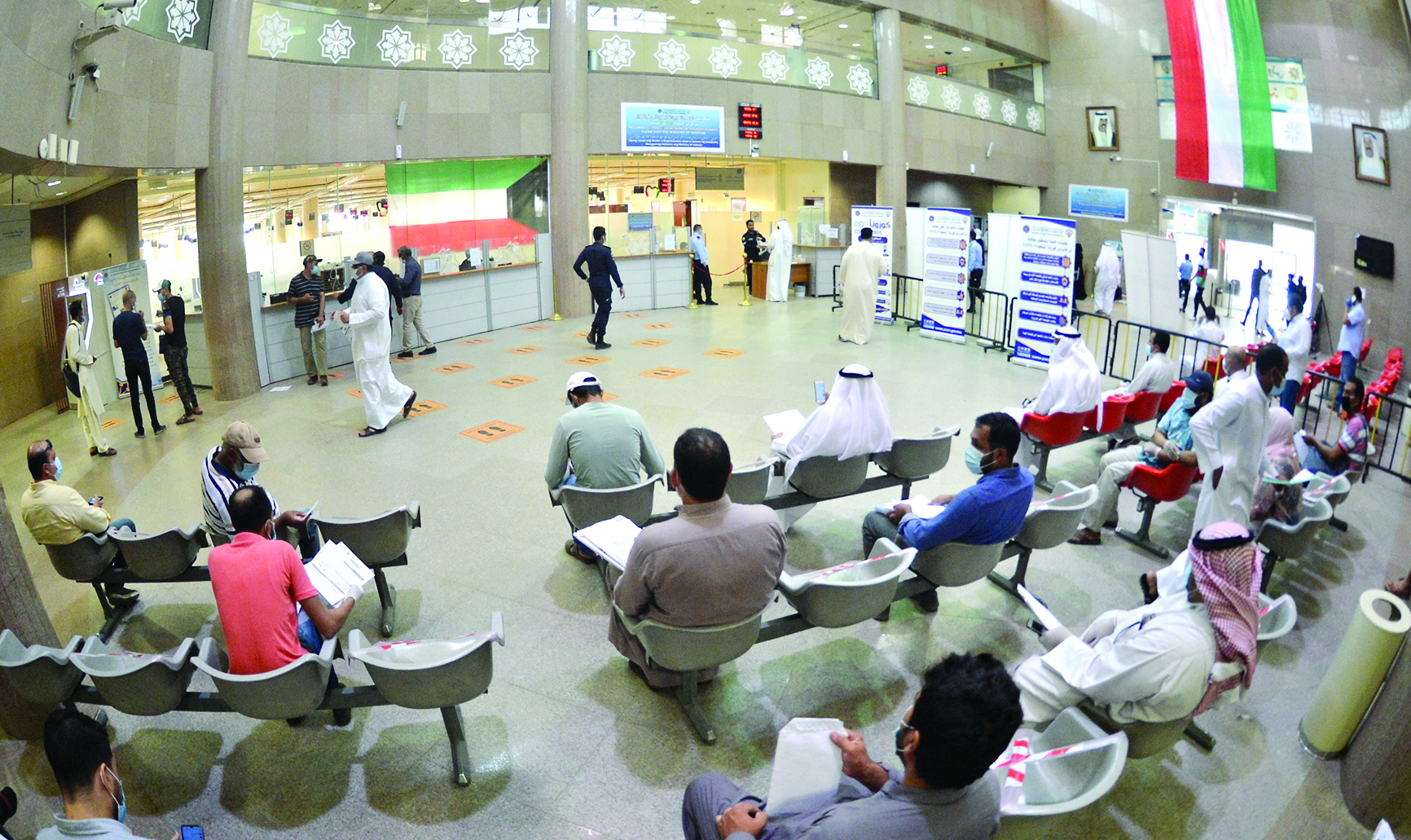 انتظار المراجعين وفق الاشتراطات الصحية 