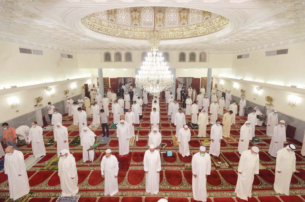 مسافات بين المصلين خلال أداء الصلاة 	(تصوير أسعد عبدالله)