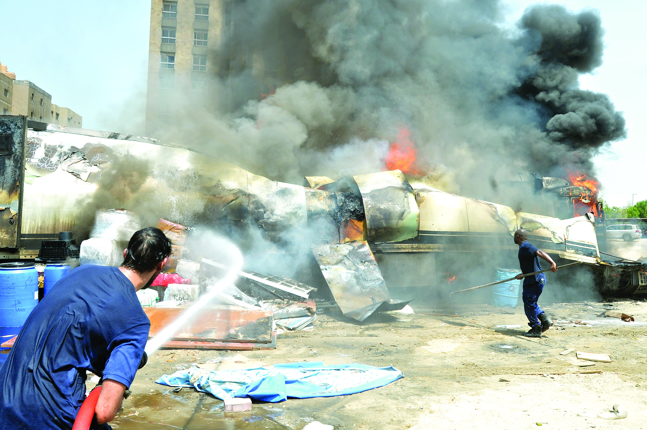 إطفائيان يكافحان الحريق	(تصوير أسعد عبدالله)