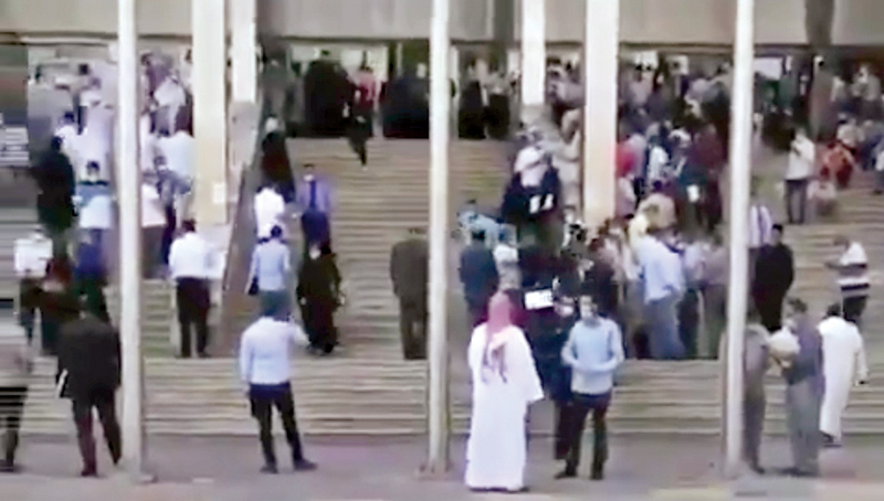 العشرات أمام مبنى محاكم الرقعي