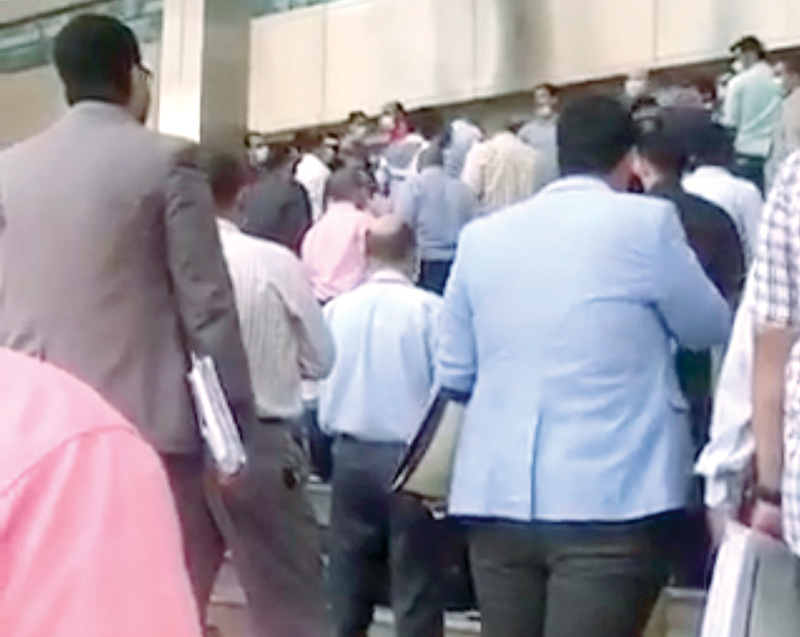 مندوبون ومراجعون أمام المبنى