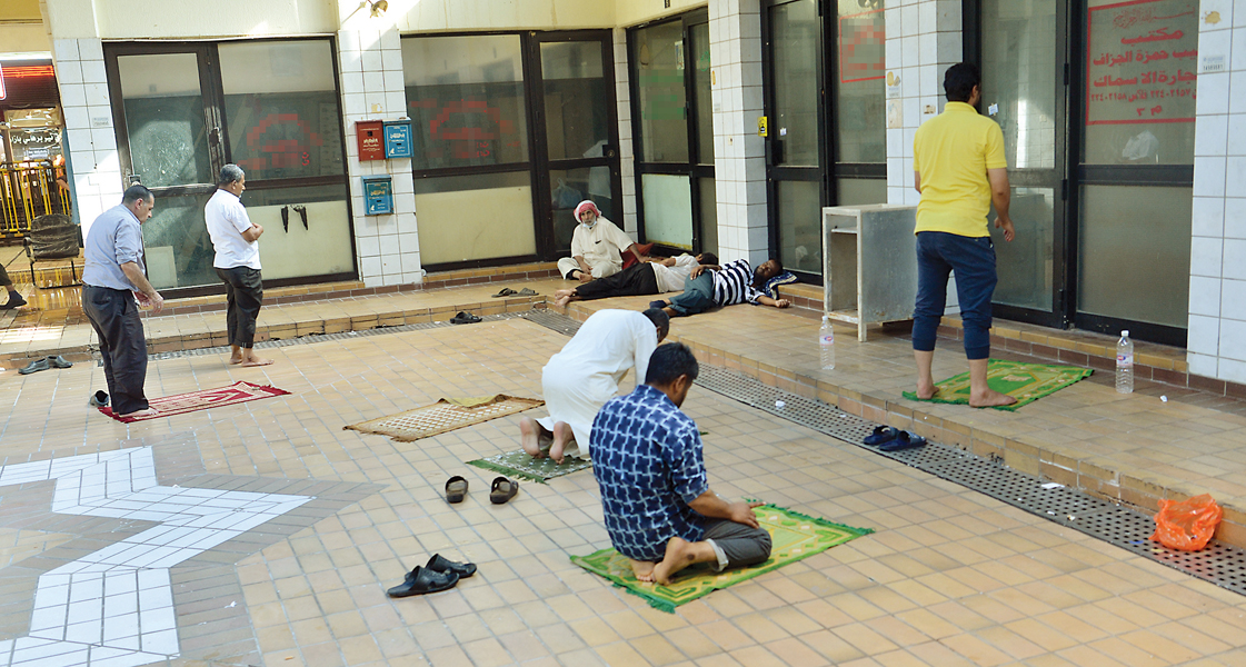 u0639u0645u0627u0644 u064au0646u0627u0645u0648u0646 u0648u0622u062eu0631u0648u0646 u064au0635u0644u0648u0646 u0641u064a u0623u062du062f u0627u0644u0637u0631u0642 u0627u0644u062fu0627u062eu0644u064au0629 u0644u0644u0633u0648u0642t (u062au0635u0648u064au0631 u0646u0627u064au0641 u0627u0644u0639u0642u0644u0629)