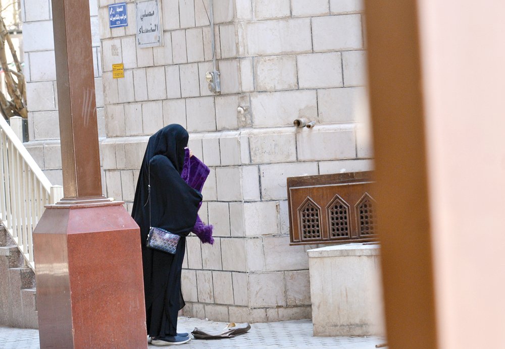 امرأة تصلي في زاوية من السوق