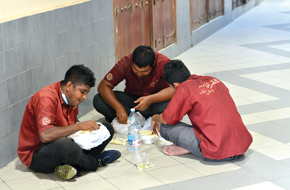 تناول وجبة الغداء