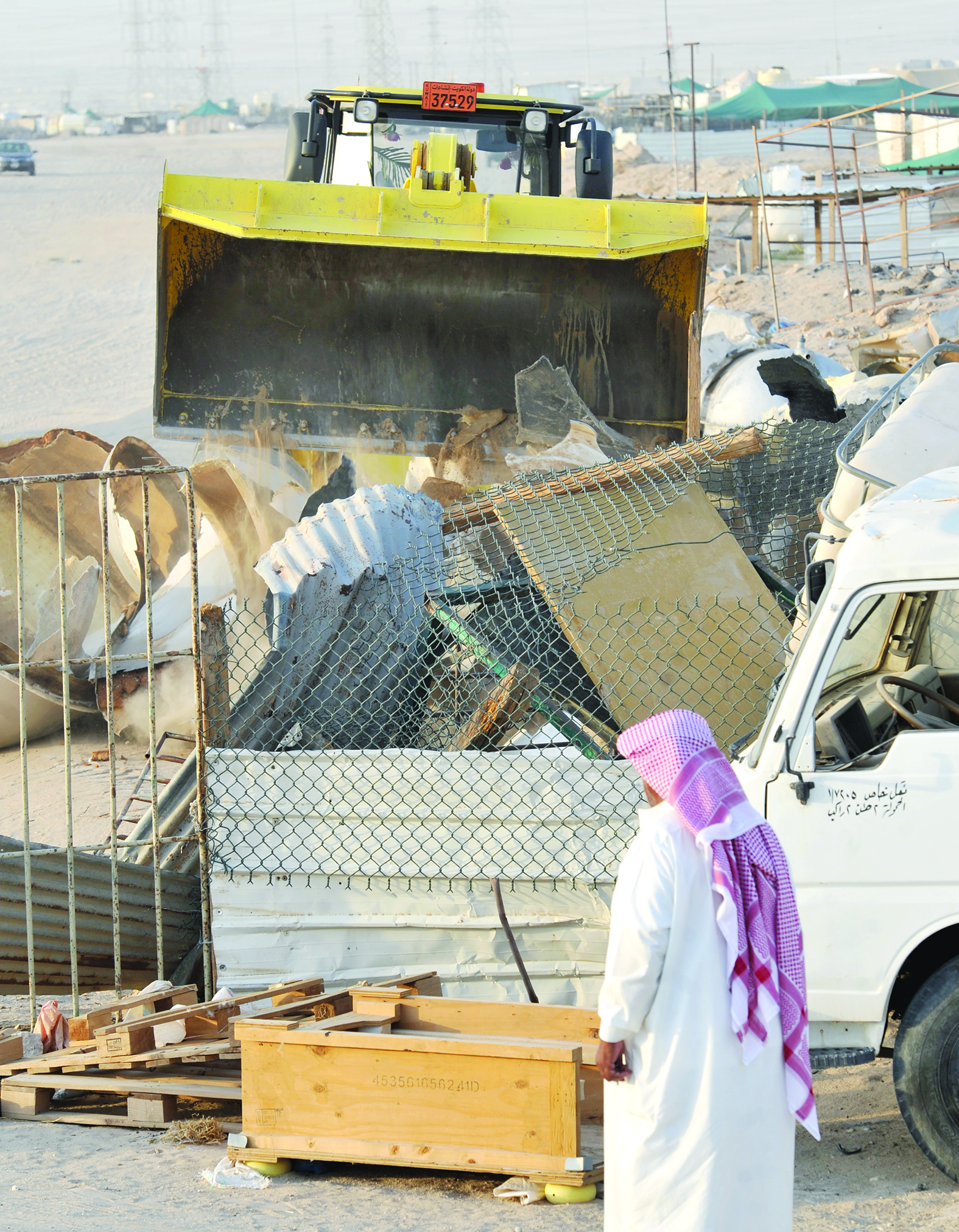 إزالة الجواخير المخالفة  	    (تصوير سعود سالم)