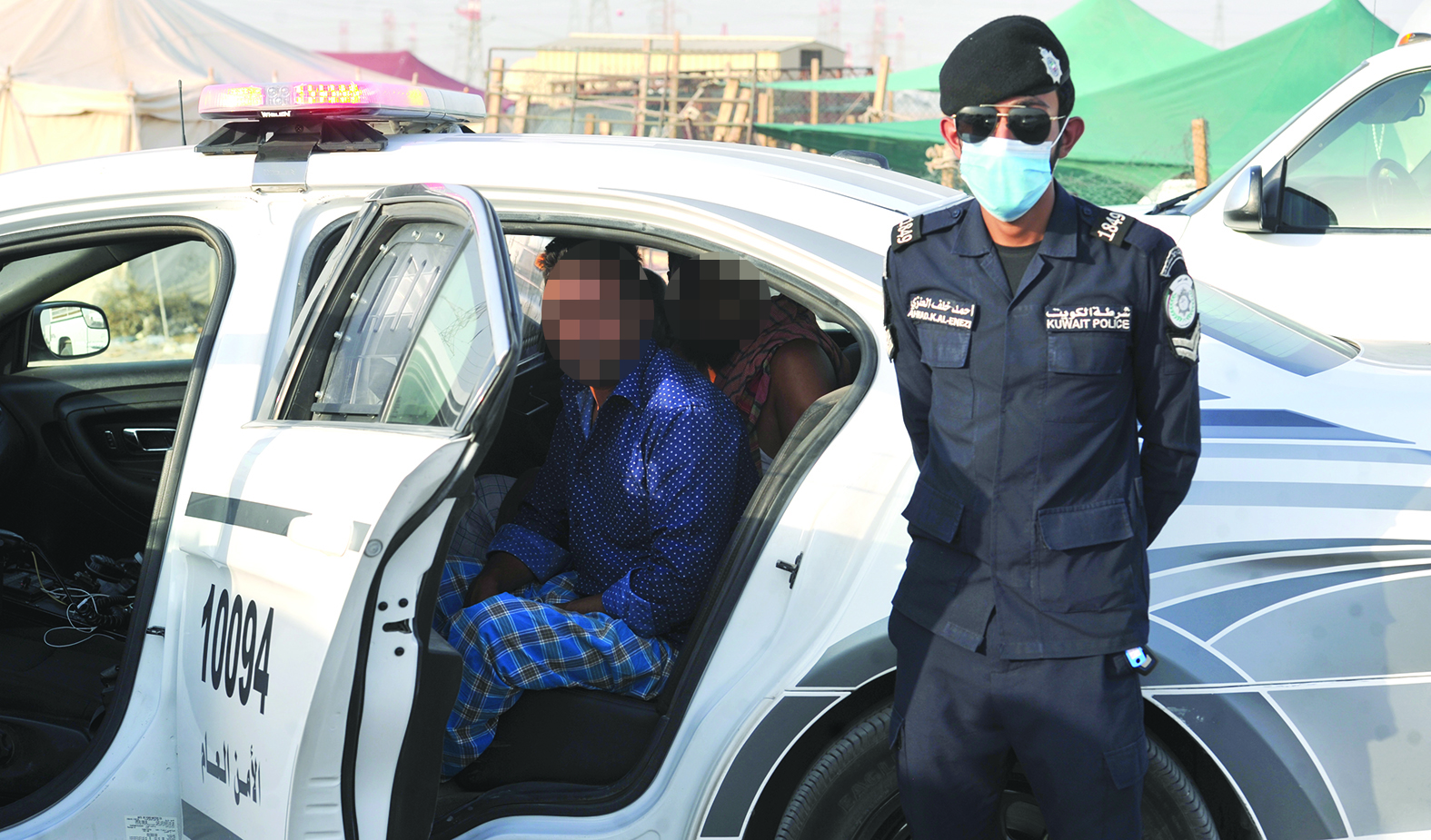 وضع المخالفين بسيارة الدورية 