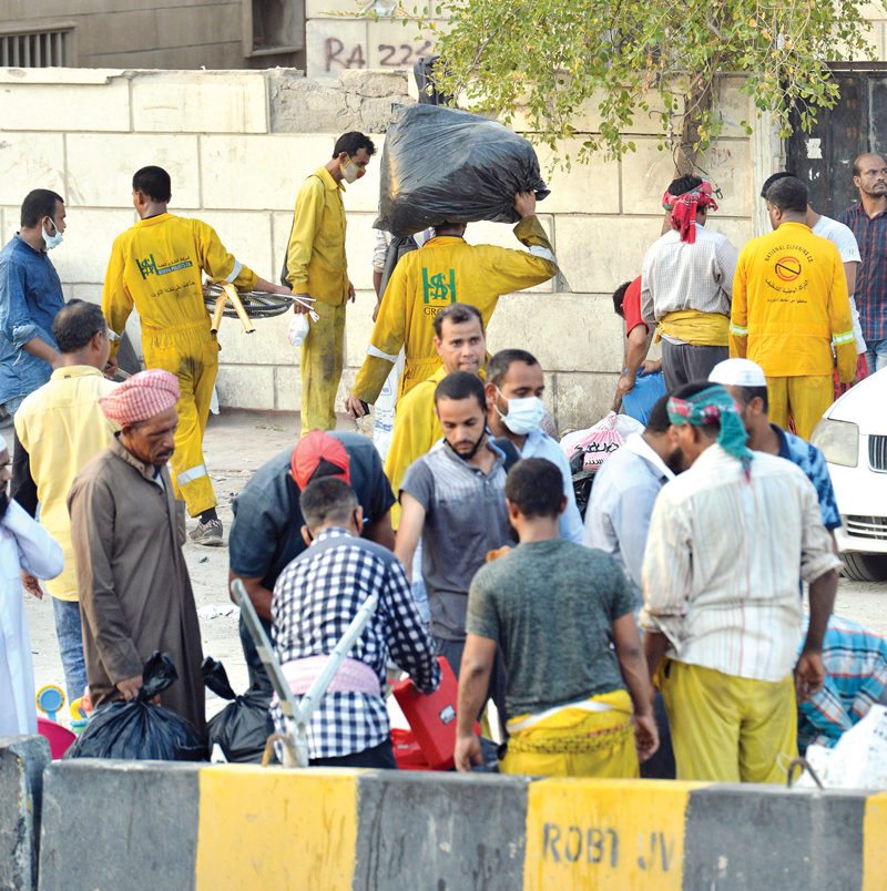 «العمال التجار» وتجمعات على الأرصفة 