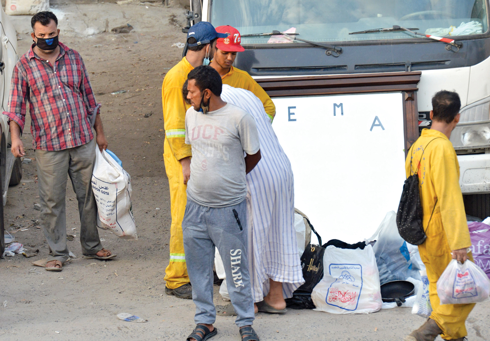 عمال نظافة يزاولون نشاط البيع بزيهم الأصفر 