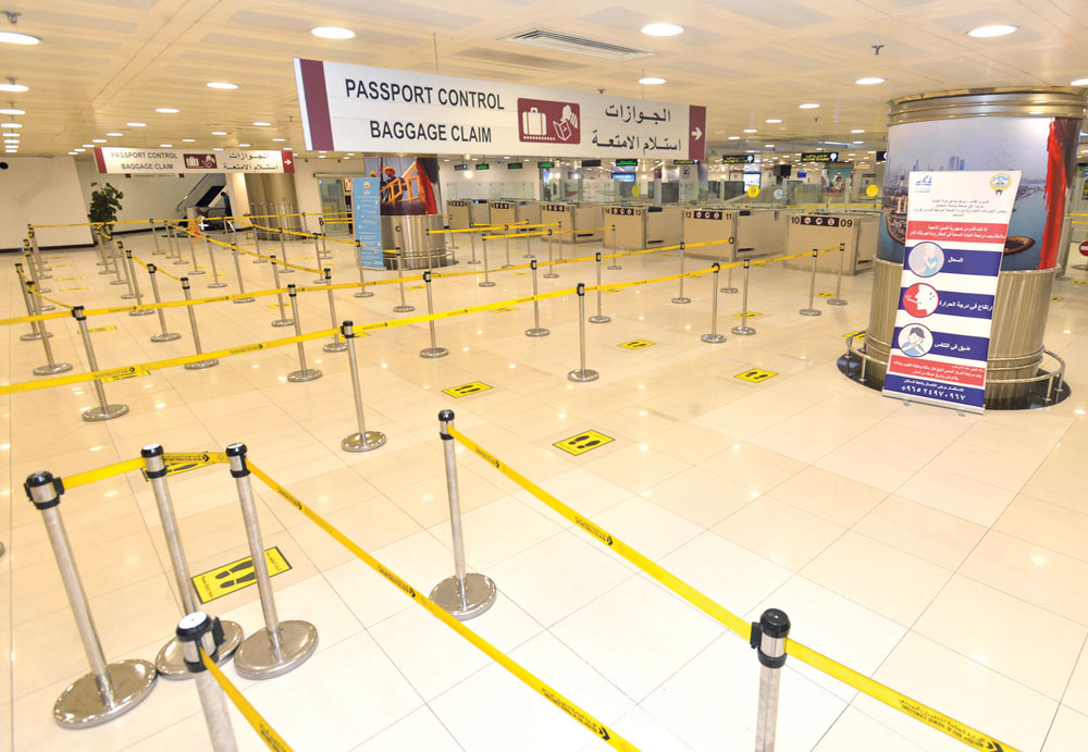 مراعاة التباعد الاجتماعي بين المسافرين أمام كاونترات الجوازات