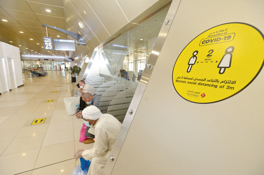 فواصل زجاجية بين مقاعد المسافرين في الصالة