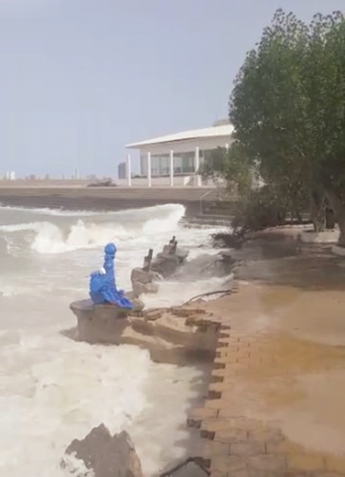 أمواج المد المرتفعة تهاجم الشاليهات