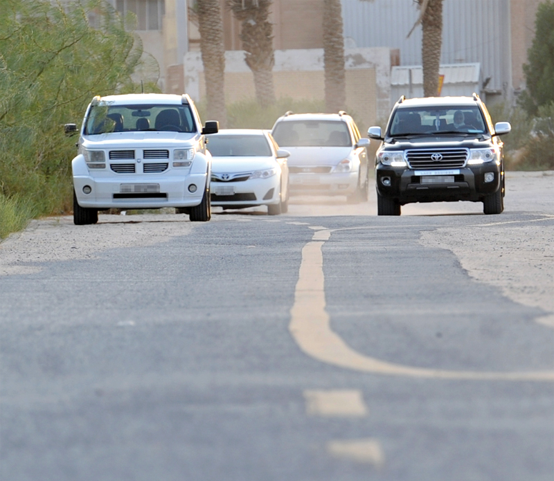 السيارات منطلقة بسرعة 