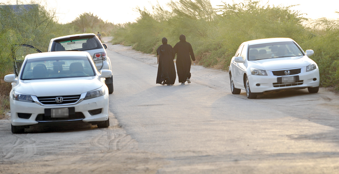 السير بين السيارات 