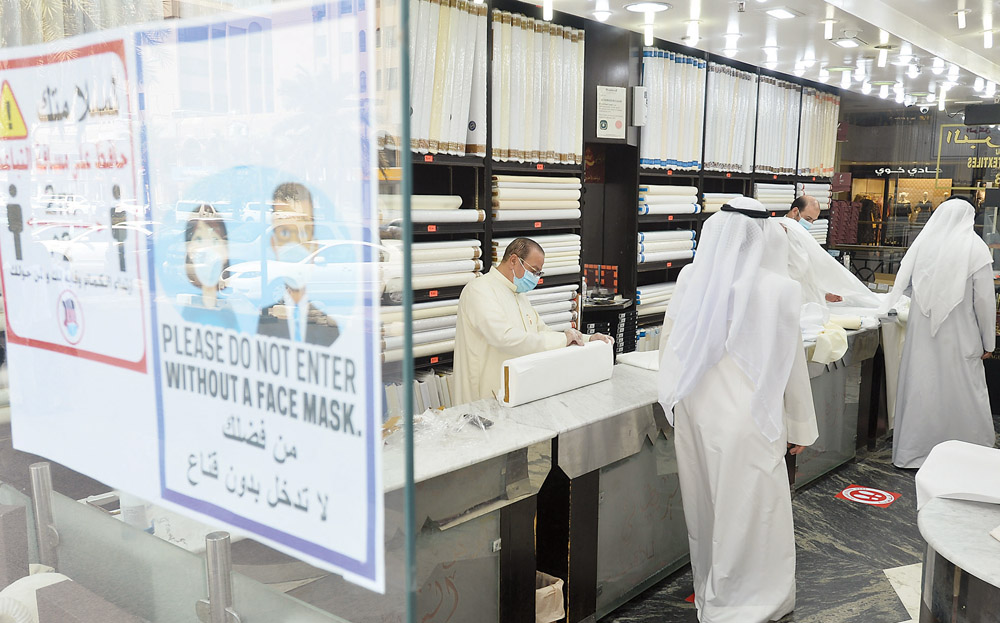 مراعاة الاشتراطات الاحترازية في أحد محلات بيع الأقمشة