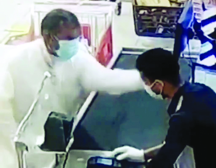 المعتدي يوجه صفعة للمحاسب