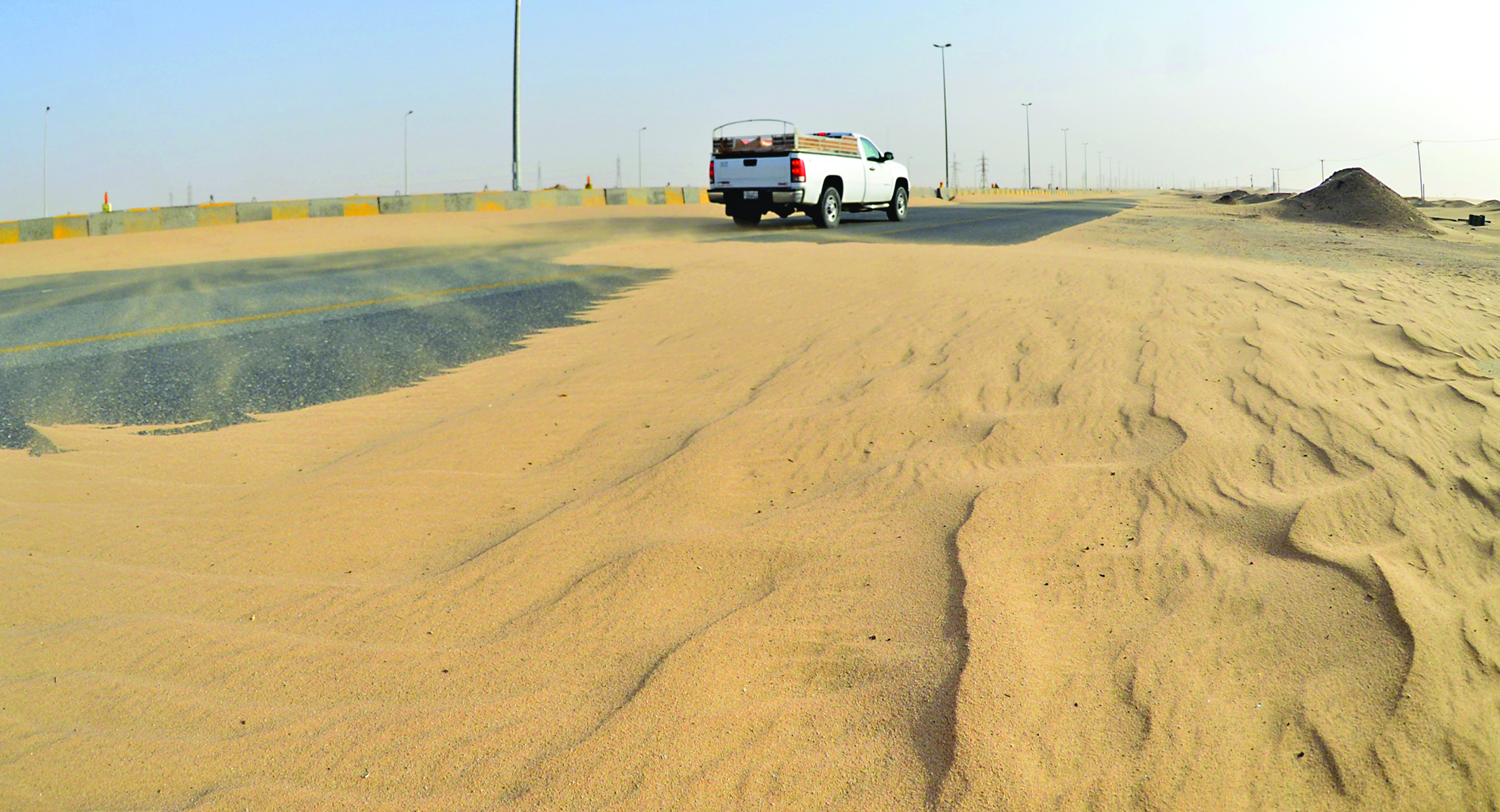 زحف الرمال تزيده خطورة الحواجز الاسمنتية التي تحجزها