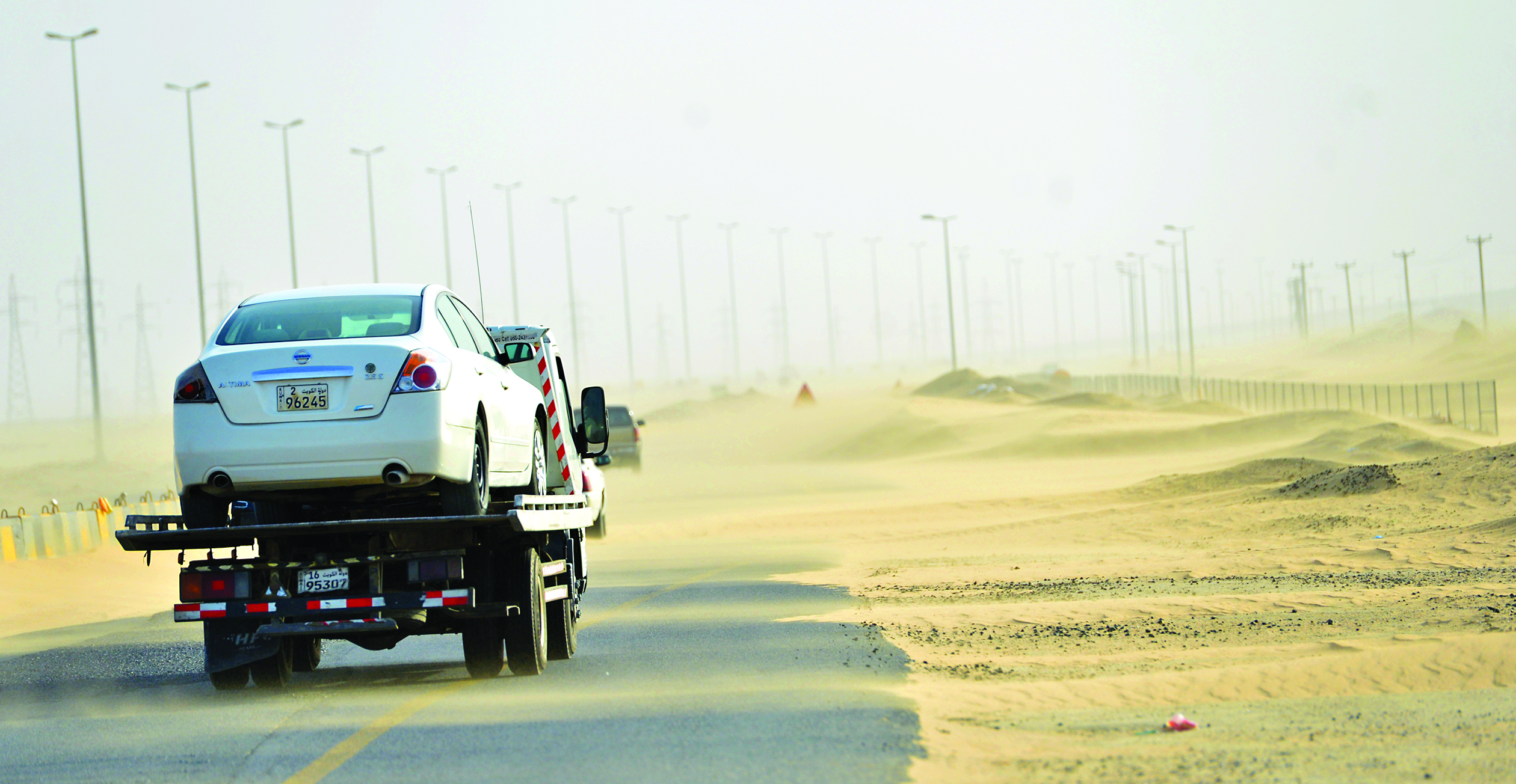 الطريق غير واضح المعالم أمام السيارات