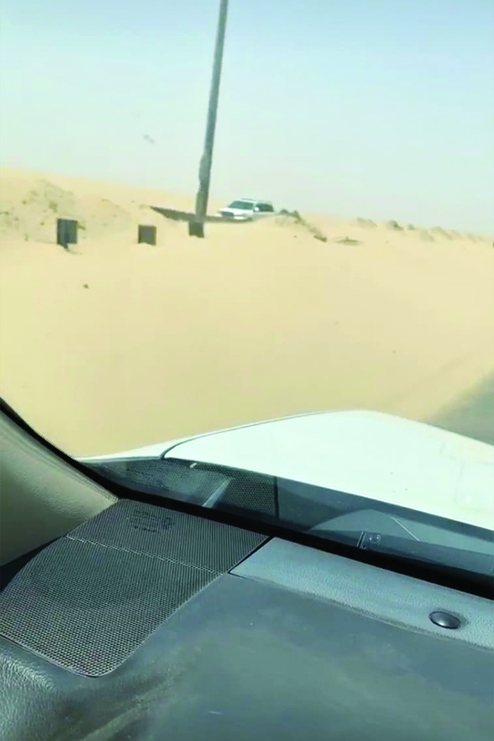 الحواجز بين الشارعين محطمة 