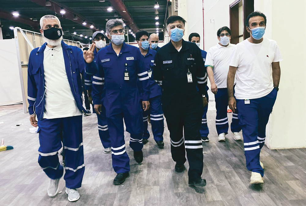 إحدى جولات مسؤولي النفط داخل المستشفى