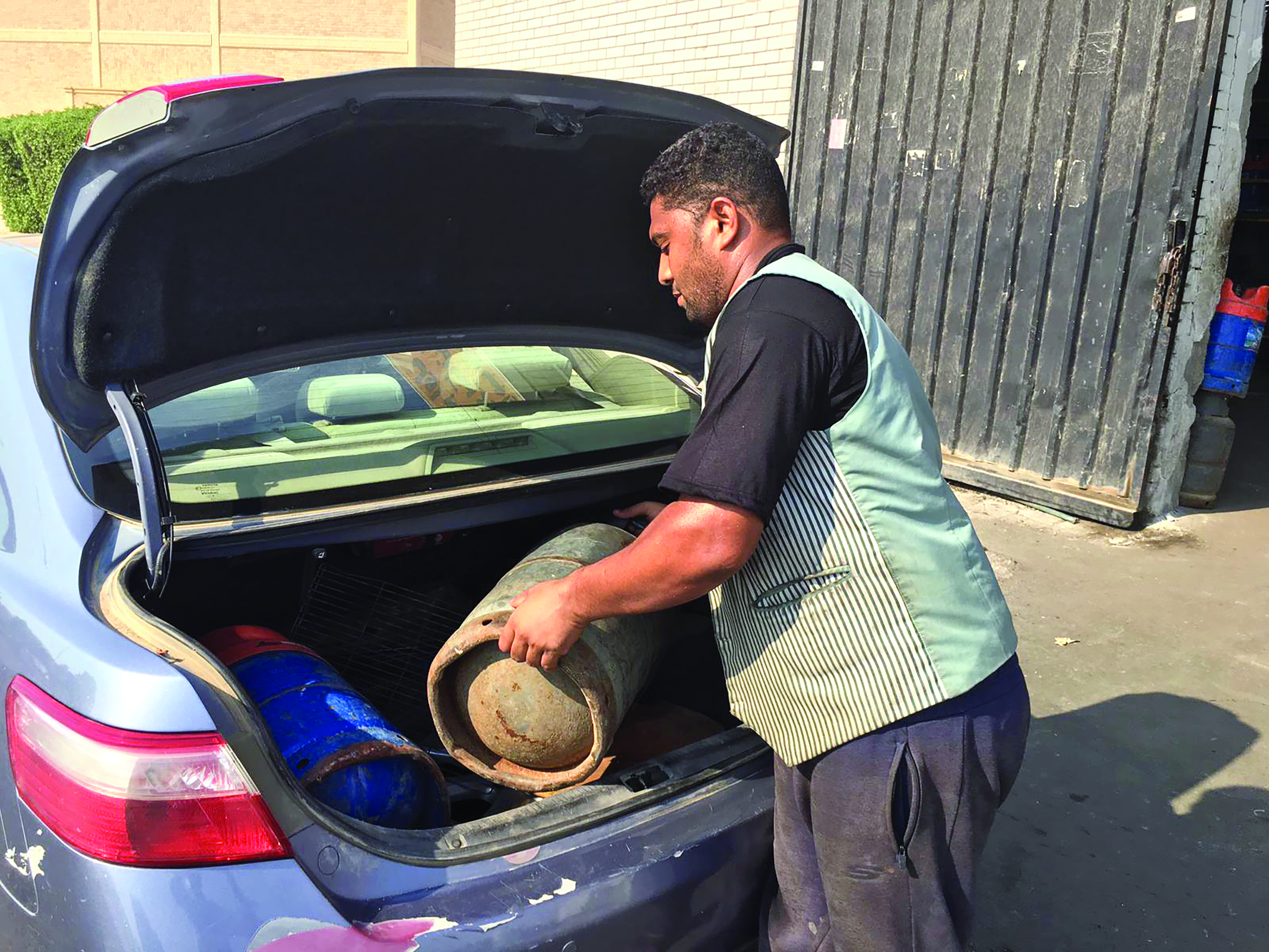 بعض الأسطوانات عليها بلاستيك خارجي لكن الجسم الأساسي مصنوع من الفولاذ