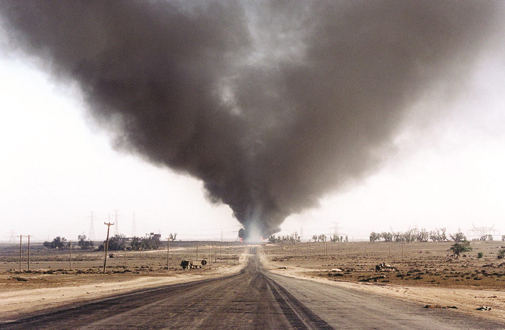 حقل الأحمدي النفطي الذي أحرقه الغزاة قبل الانسحاب