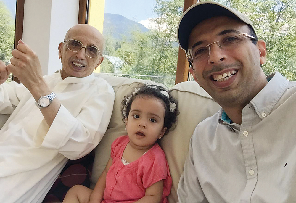 آخر صورة التقطت للبغلي مع ابنه رياض وحفيدته