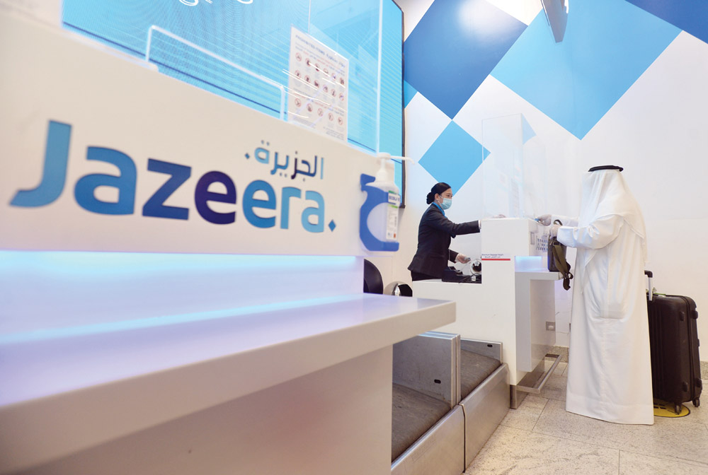 أحد المسافرين في مبنى طيران الجزيرة