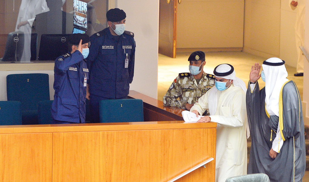 تحية للخالد من مدير عام «الإطفاء» الفريق خالد المكراد               	            (تصوير أسعد عبدالله)