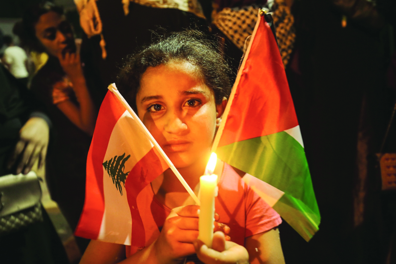 u0637u0641u0644u0629 u0641u0644u0633u0637u064au0646u064au0629 u062au062du0645u0644 u0627u0644u0639u0644u0645u064au0646 u0627u0644u0648u0637u0646u064a u0648u0627u0644u0644u0628u0646u0627u0646u064a u062eu0644u0627u0644 u0648u0642u0641u0629 u0627u062du062au062cu0627u062cu064au0629 u0639u0644u0649 u0636u0648u0621 u0627u0644u0634u0645u0648u0639 u0641u064a u0631u0641u062d u0645u0633u0627u0621 u0627u0644u0623u0631u0628u0639u0627u0621 t (u0623 u0641 u0628)