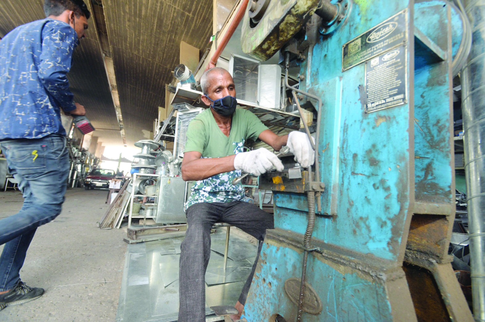 عمل متواصل رغم لهيب الحر 