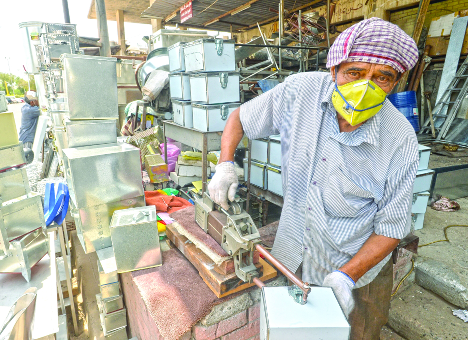 عمل وسط إجراءات احترازية فرضها «كورونا»