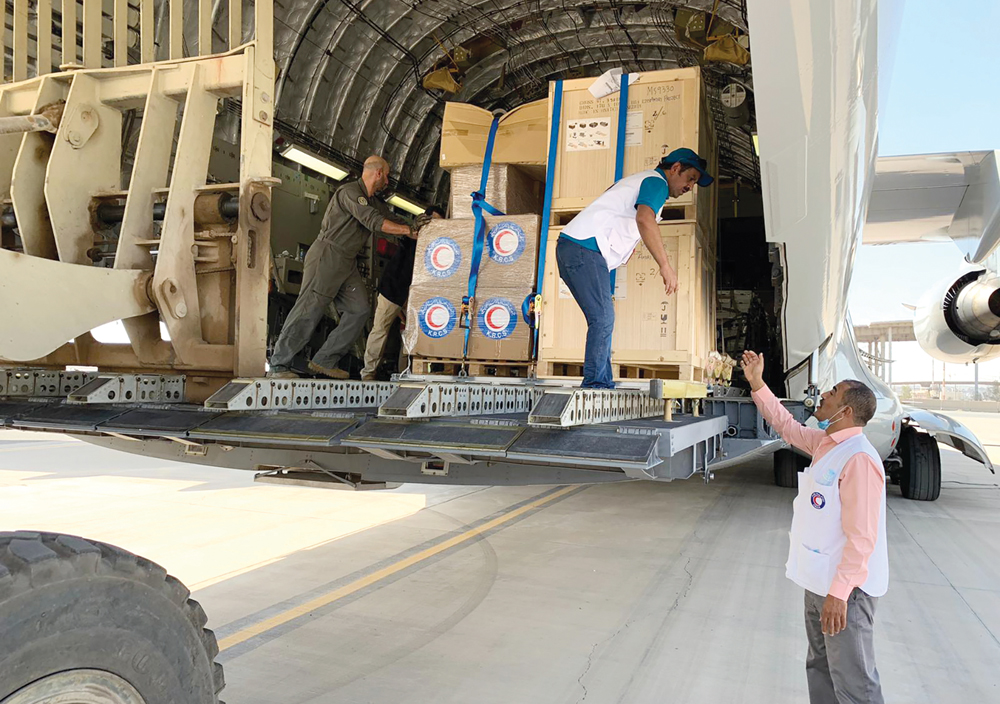 جانب من شحنة الطائرة إلى بيروت