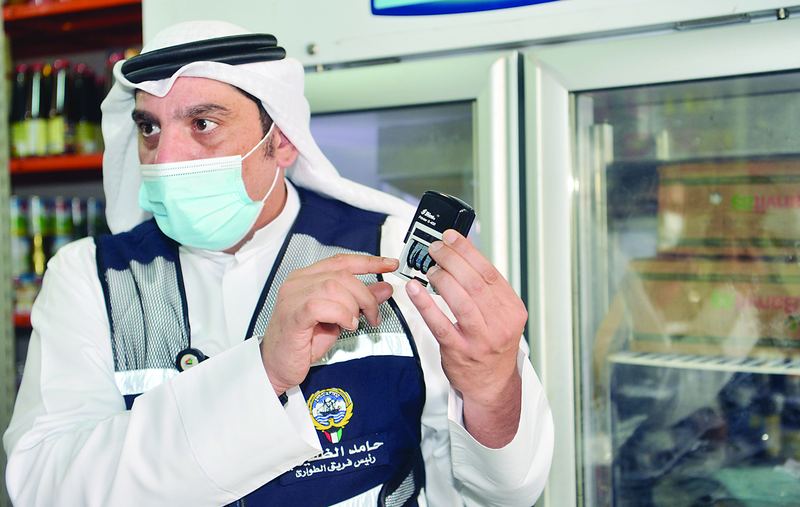 الظفيري مستعرضاً الأختام 