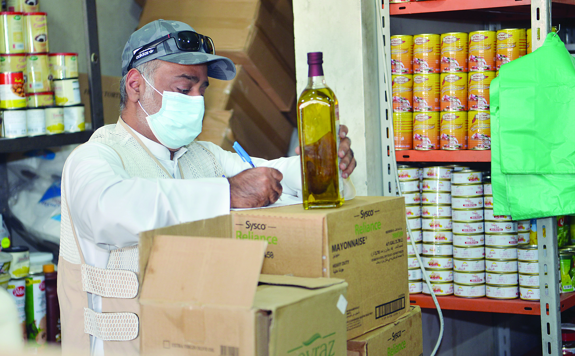 ممثل هيئة الغذاء والتغذية يدوّن ملاحظاته 