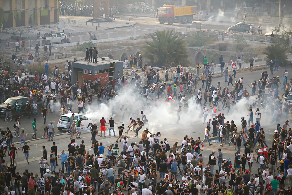 u0645u062au0638u0627u0647u0631u0648u0646 u0648u0633u0637 u062fu062eu0627u0646 u0627u0644u063au0627u0632 u0627u0644u0645u0633u064au0644 u0644u0644u062fu0645u0648u0639 u0641u064a u0628u064au0631u0648u062a u0623u0645u0633t (u0631u0648u064au062au0631u0632)