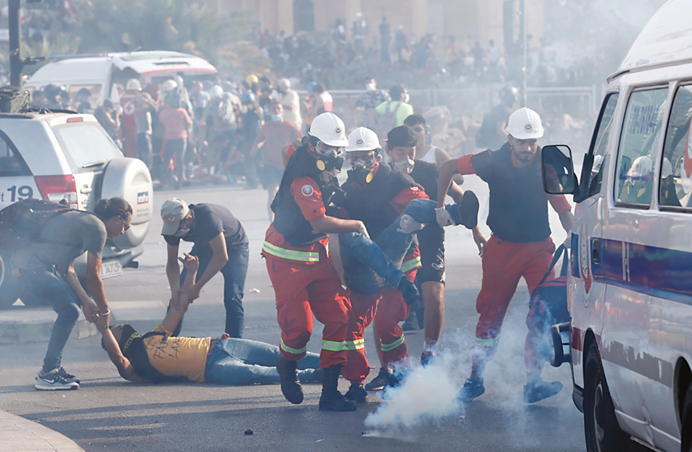 اسعاف مصابين في وسط بيروت