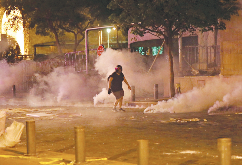 فتاة عالقة بين دخان المواجهات