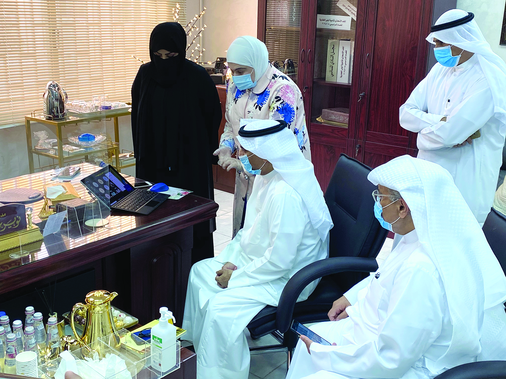 الوزير يستمع لشرح إحدى المعلمات عن الحصة الدراسية 