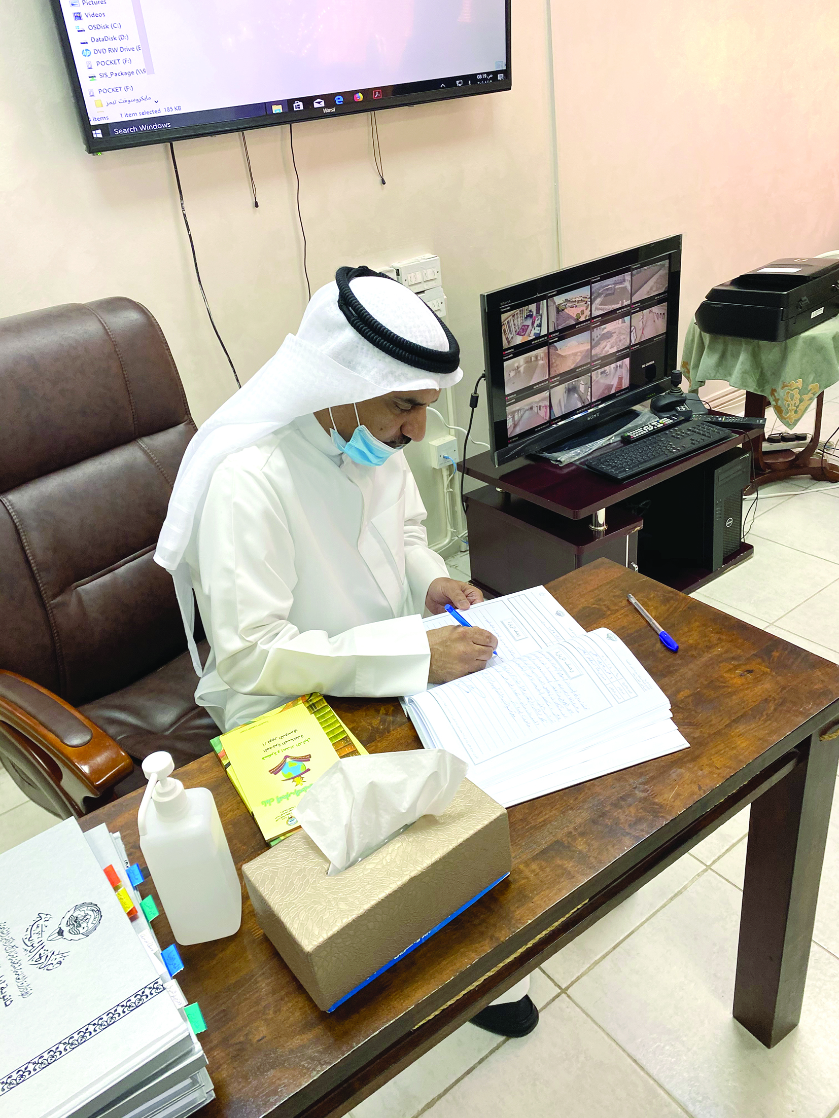 الحربي يكتب كلمة في سجل زيارات المدرسة