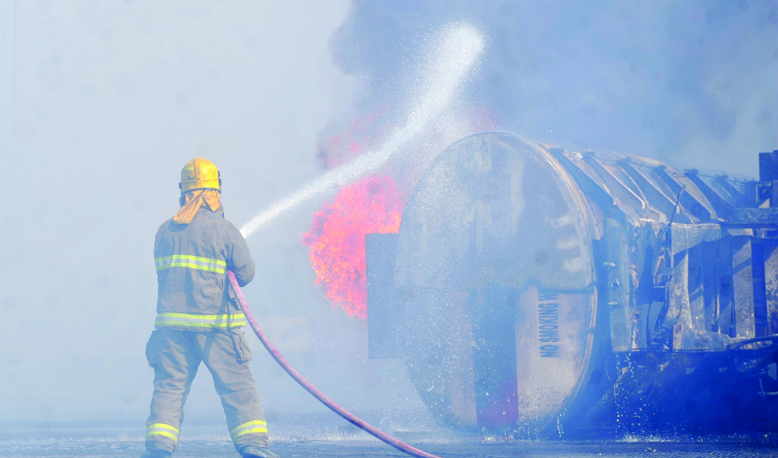 إطفائي يكافح ألسنة اللهب