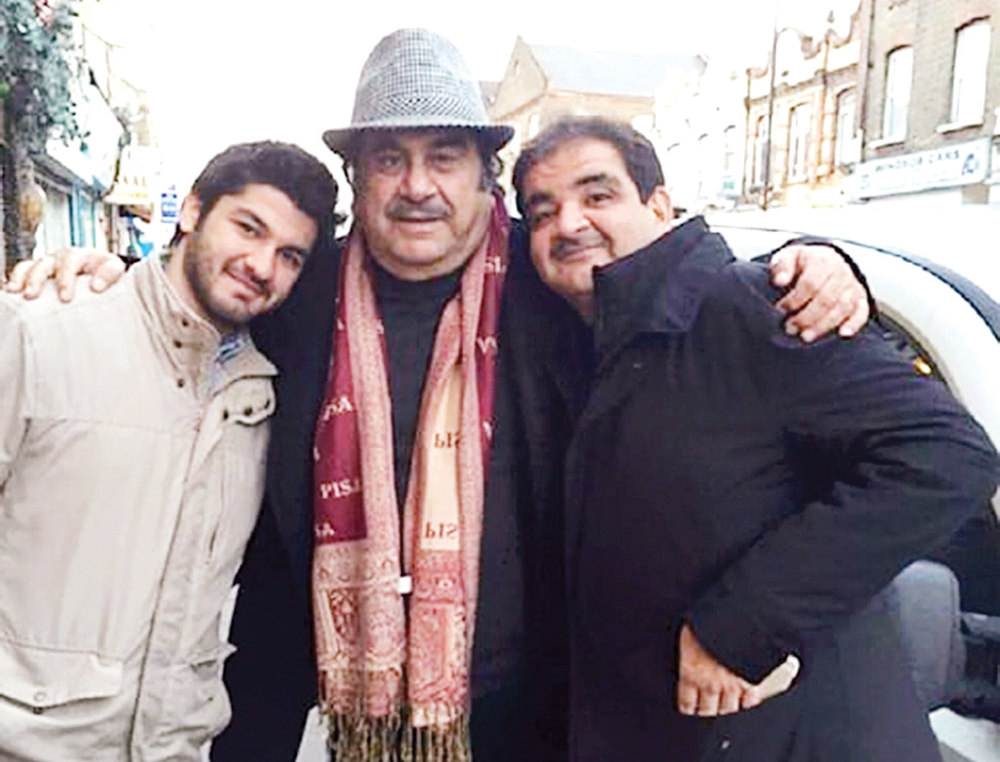 عبدالحسين عبدالرضا محتضناً نجله بشار وحفيده