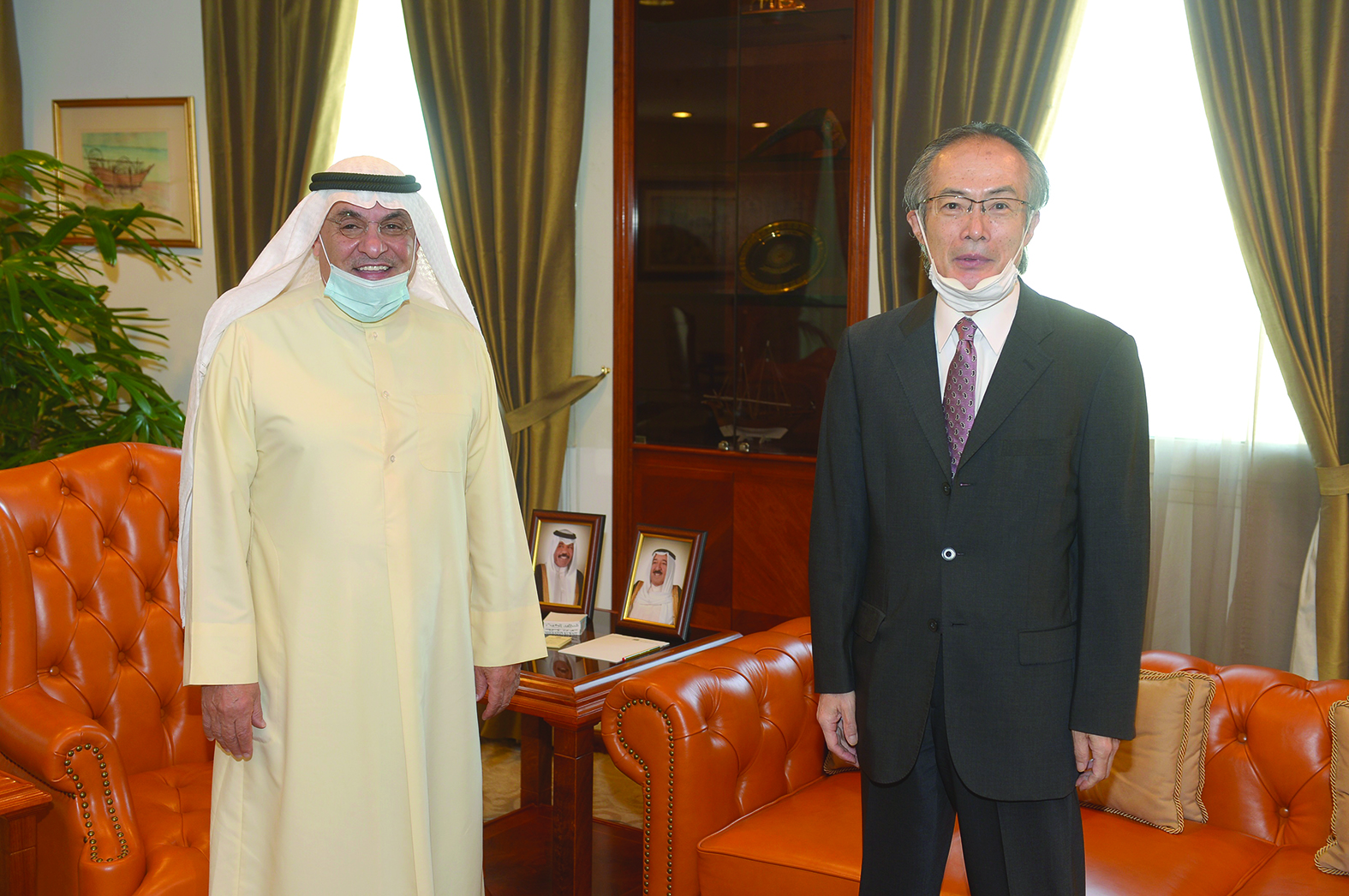 ... ومع السفير الياباني