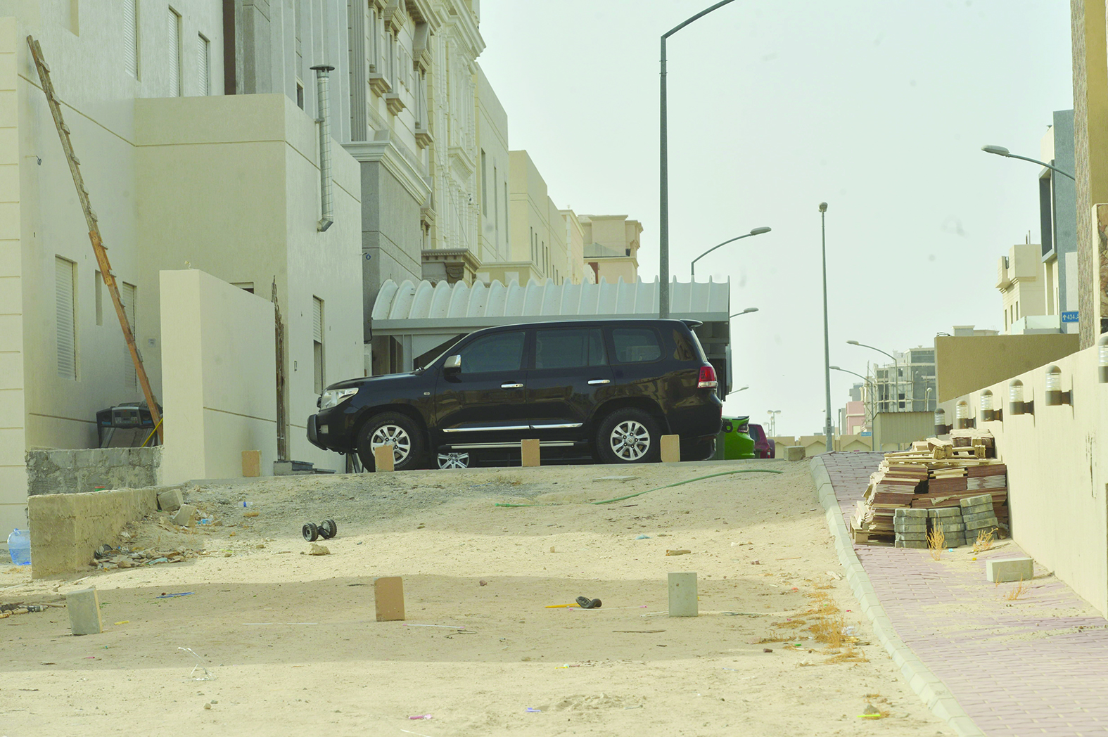 وضع «الطابوق» لإغلاق أحد الممرات