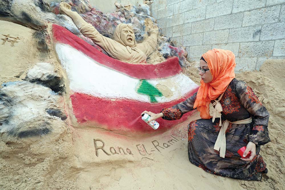 u0641u0646u0651u0627u0646u0629 u0641u0644u0633u0637u064au0646u064au0629 u062au0631u0633u0645 u0639u0644u0649 u0627u0644u0631u0645u0627u0644 u00abu0627u0644u0645u0623u0633u0627u0629u00bb u0627u0644u0644u0628u0646u0627u0646u064au0629        t               (u0631u0648u064au062au0631u0632)