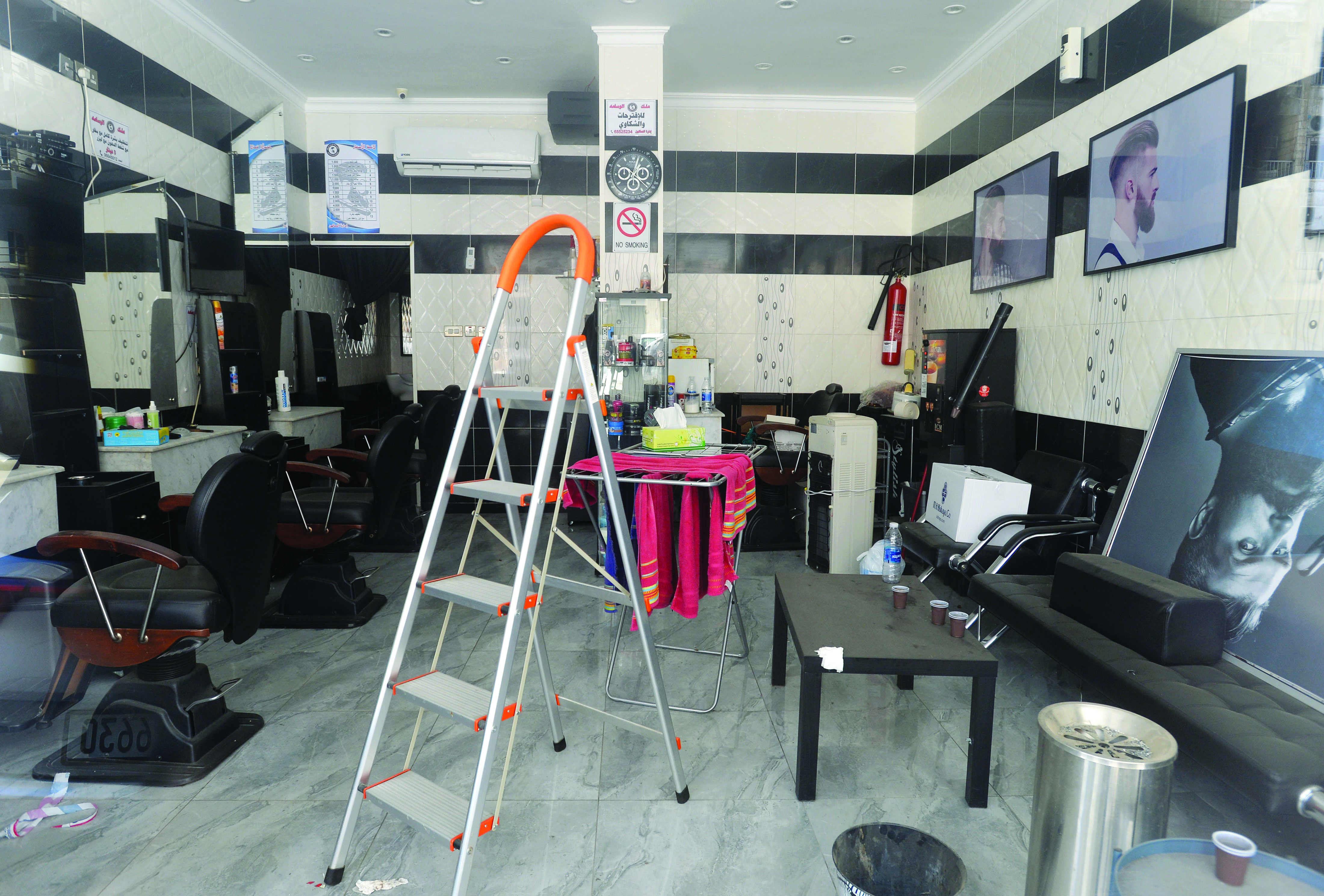 صالون كان يستعد لتعديل تصميمه الداخلي قبل الإغلاق