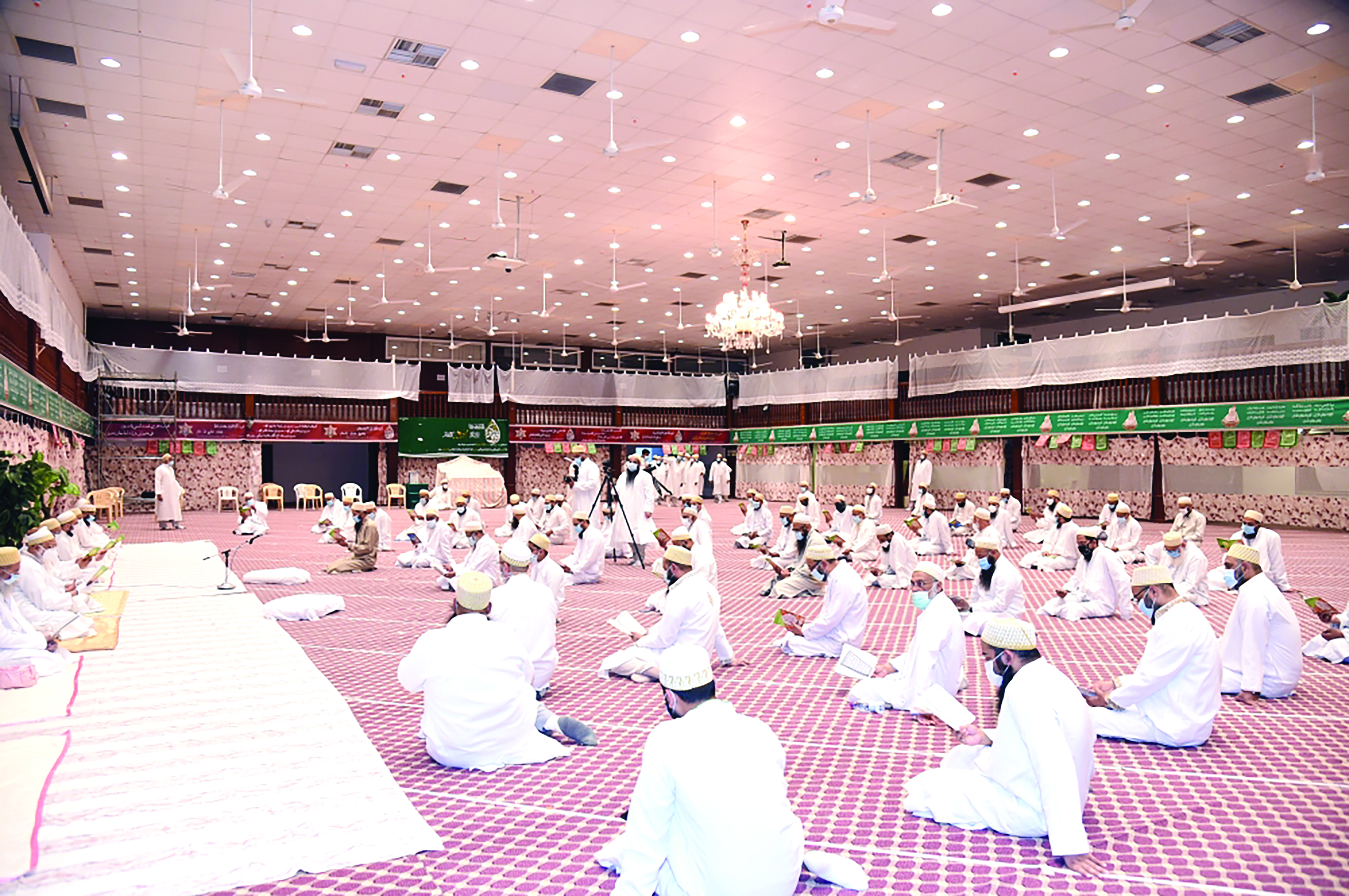 الحضور خلال مجلس الدعاء