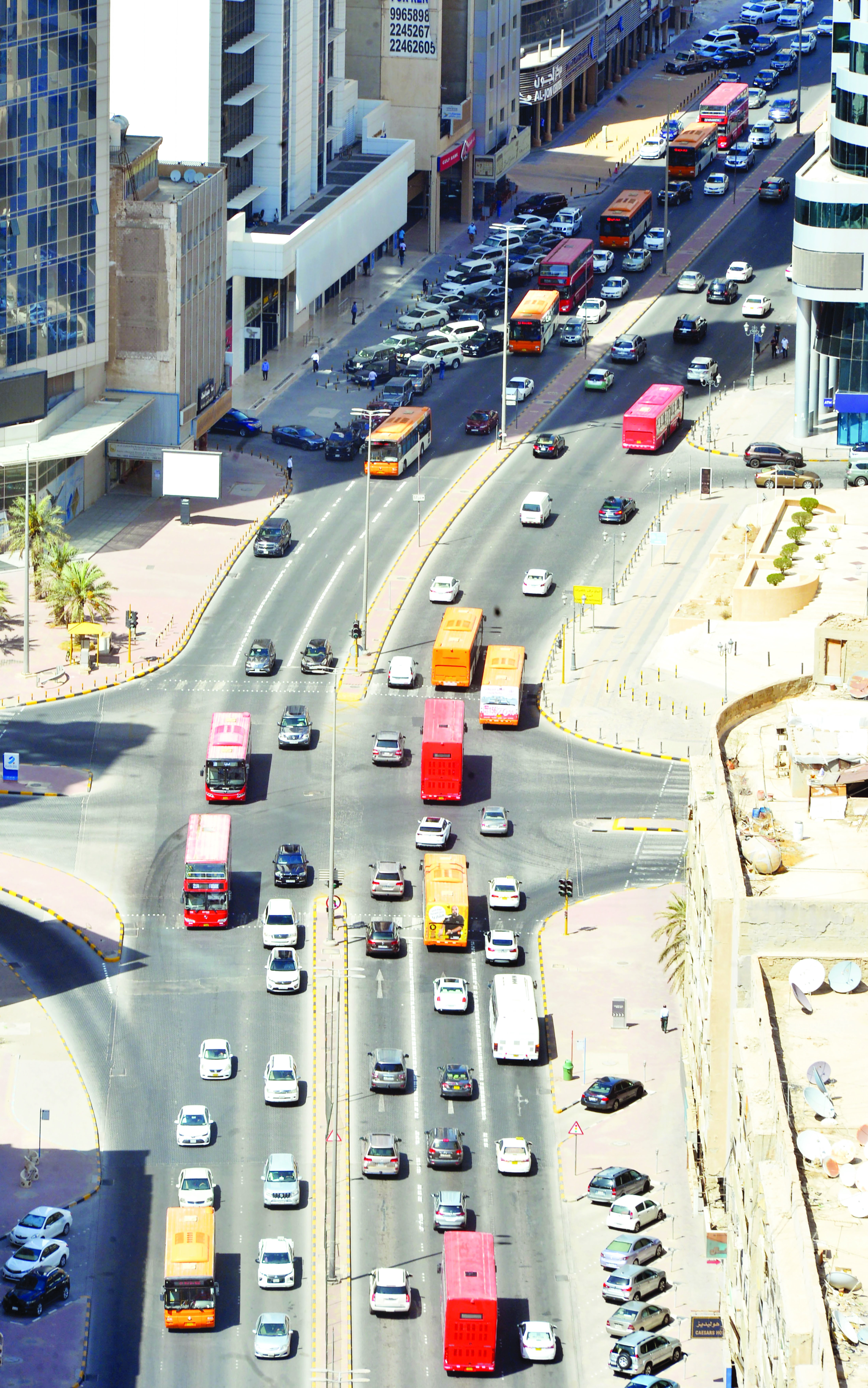 حركة النقل العام عادت مجدداً إلى شوارع الكويت 	(تصوير أسعد عبدالله)